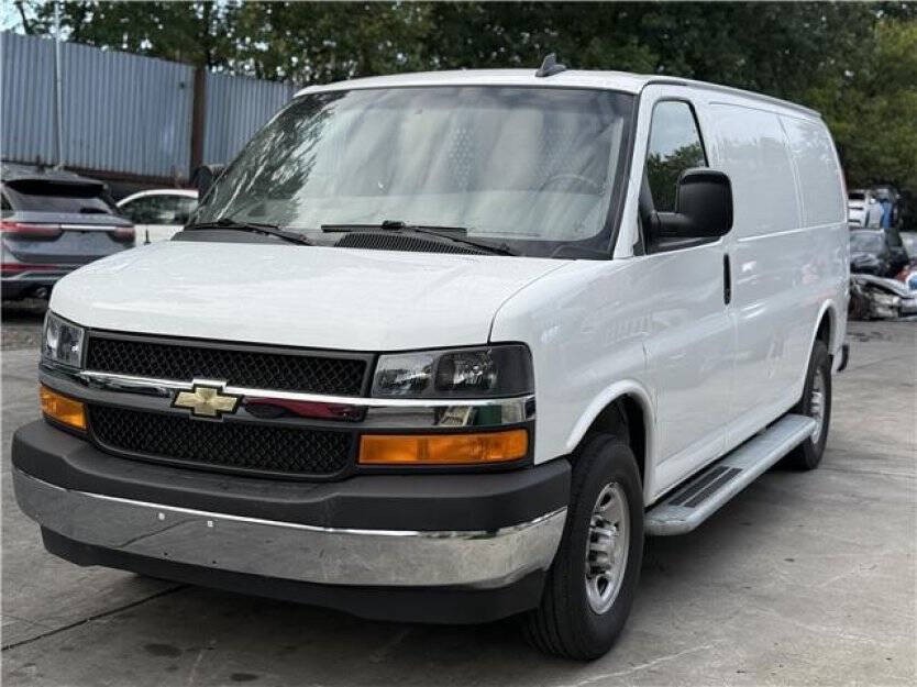 2022 Chevrolet Express Image 3