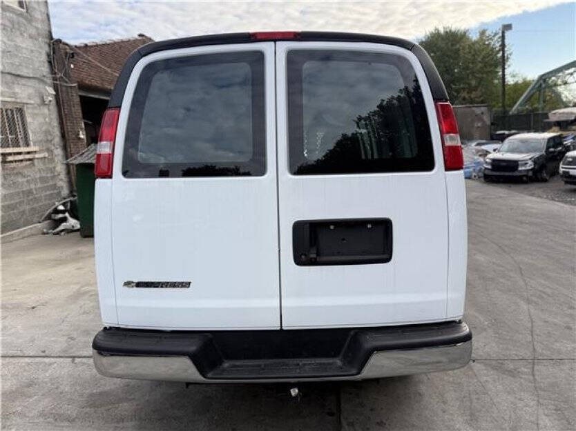 2022 Chevrolet Express Image 5