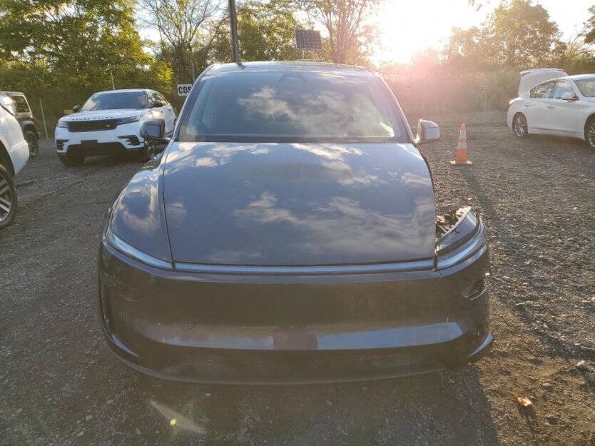 2026 Tesla Model Y Image 2