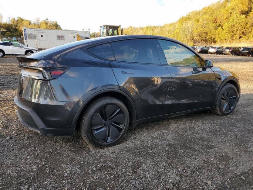 2026 Tesla Model Y Image 5