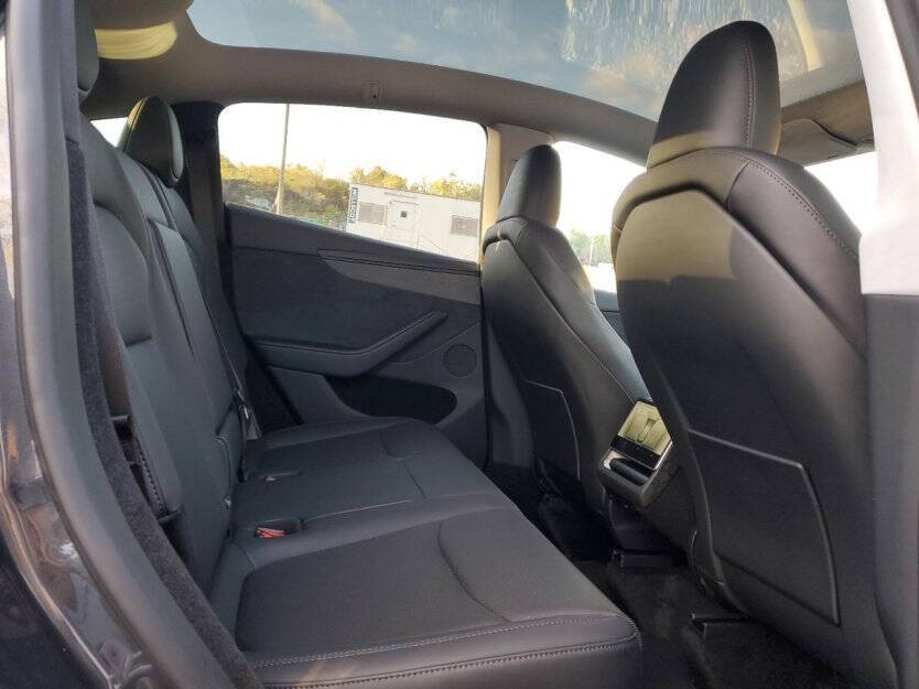2026 Tesla Model Y Image 9