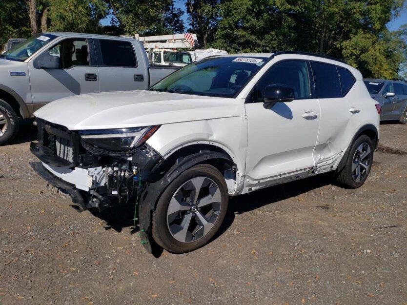 2025 Volvo XC40 Image 3