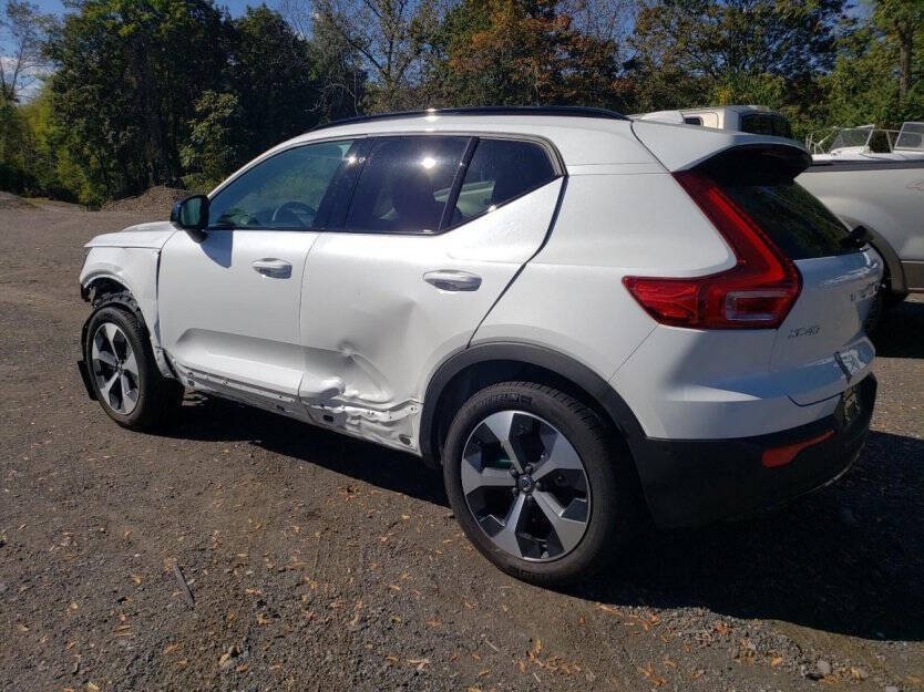 2025 Volvo XC40 Image 4