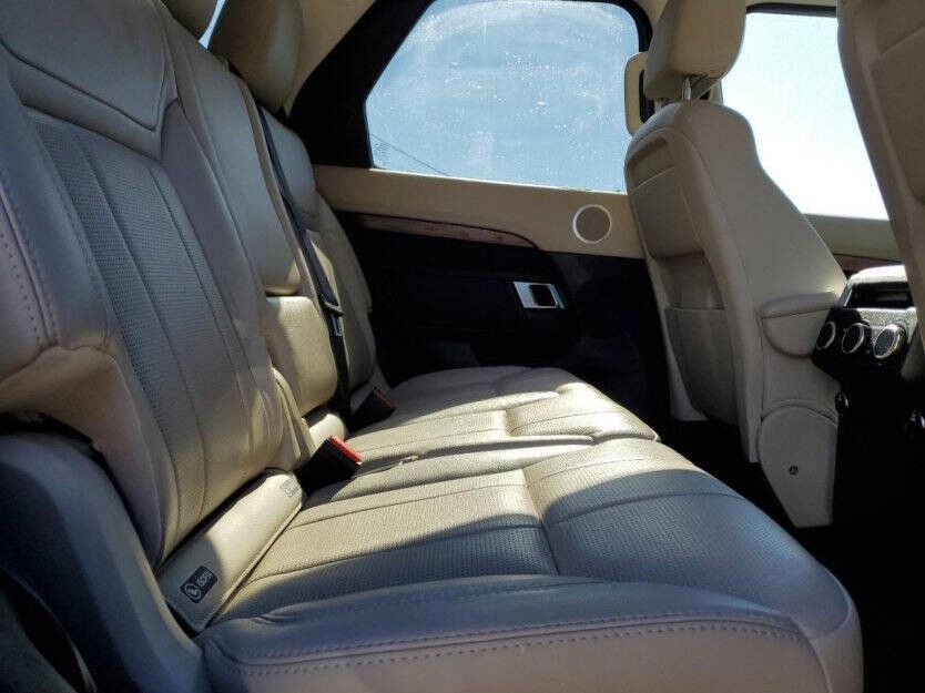 2017 Land Rover Discovery Image 9