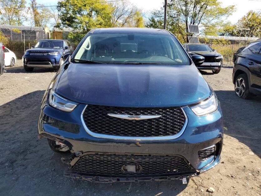 2023 Chrysler Pacifica Image 2