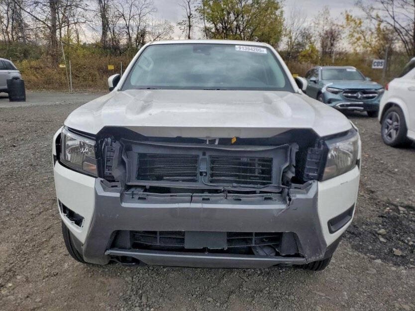 2025 Nissan Frontier Image 2