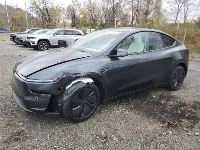 2026 Tesla Model Y Image 3