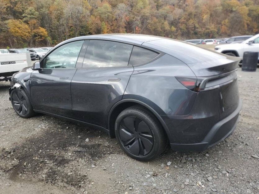 2026 Tesla Model Y Image 4