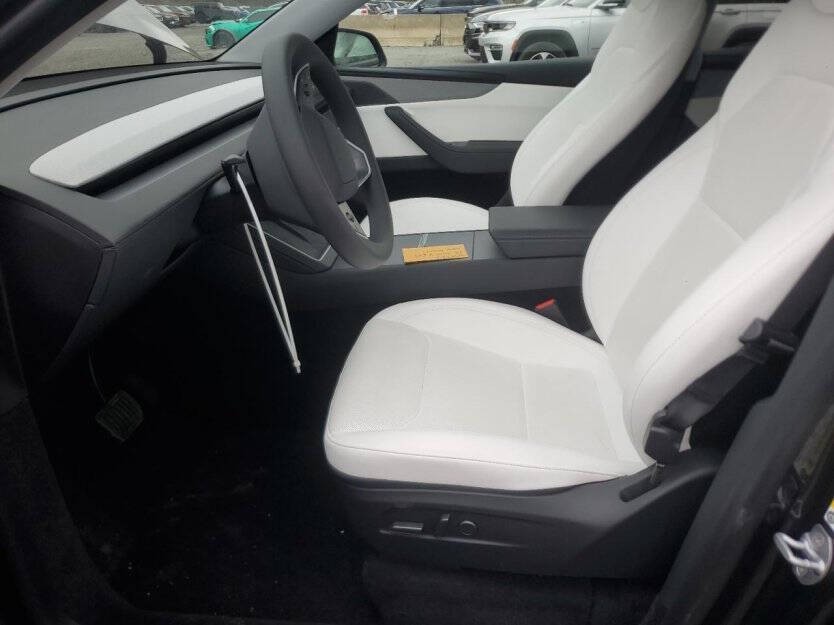 2026 Tesla Model Y Image 6