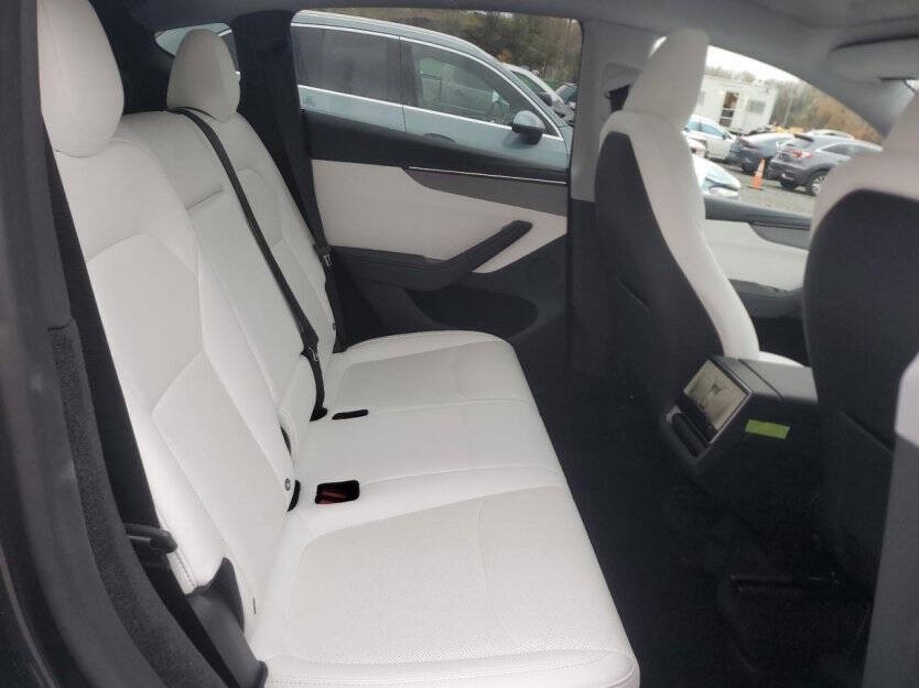 2026 Tesla Model Y Image 7