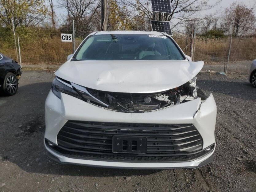 2025 Toyota Sienna Image 2