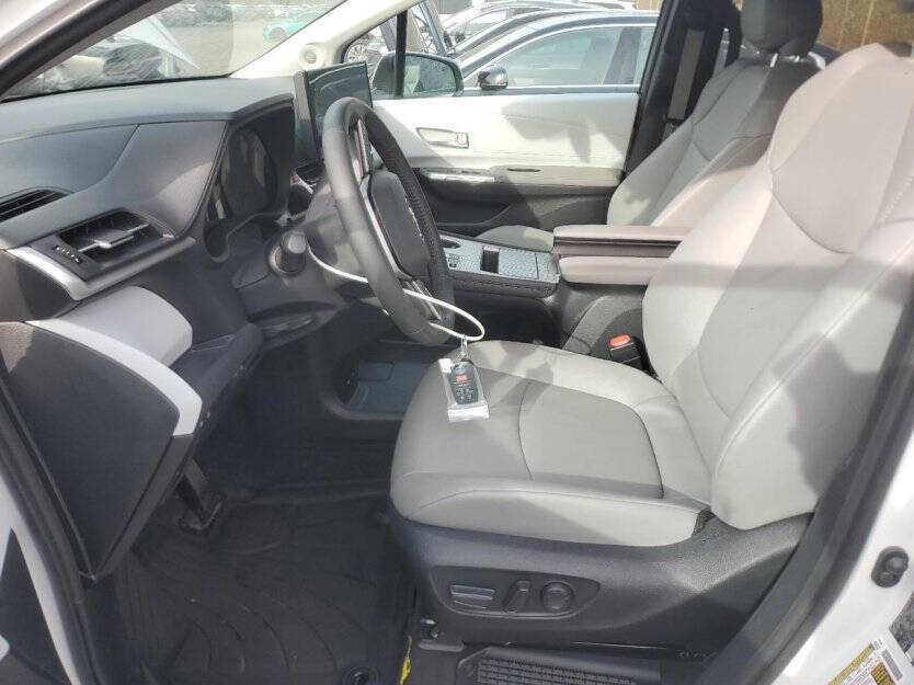 2025 Toyota Sienna Image 6