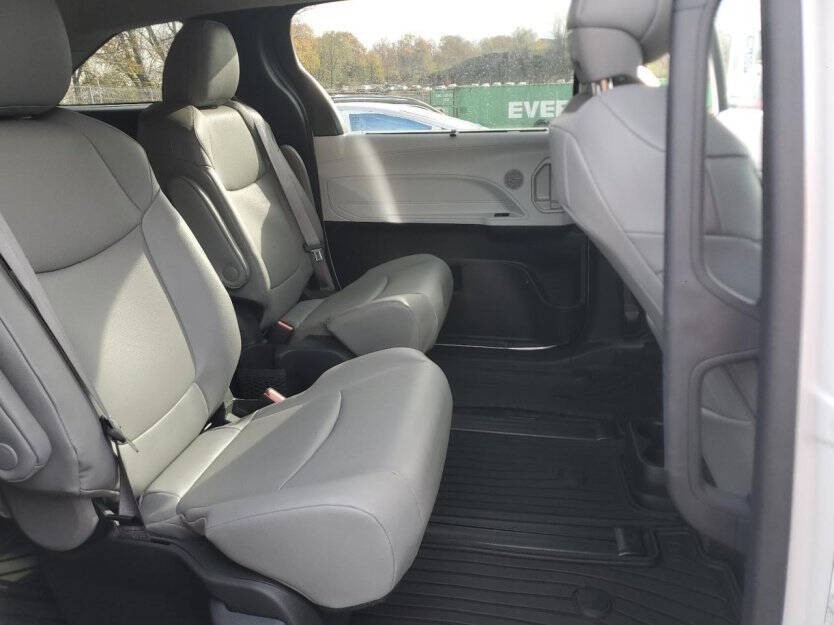2025 Toyota Sienna Image 9