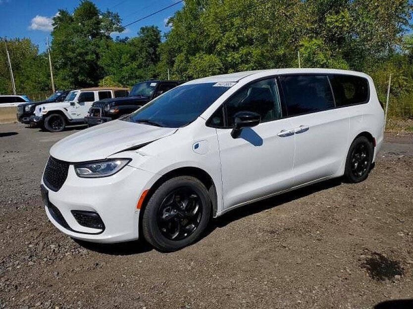 2024 Chrysler Pacifica Image 2