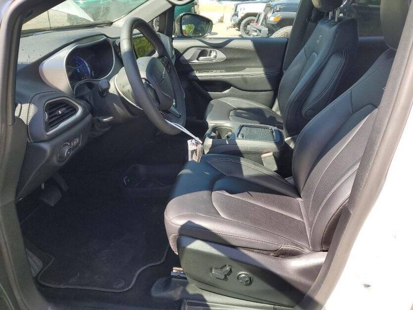 2024 Chrysler Pacifica Image 5