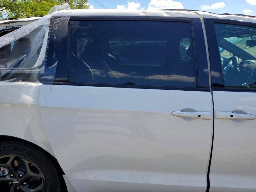 2024 Chrysler Pacifica Image 9