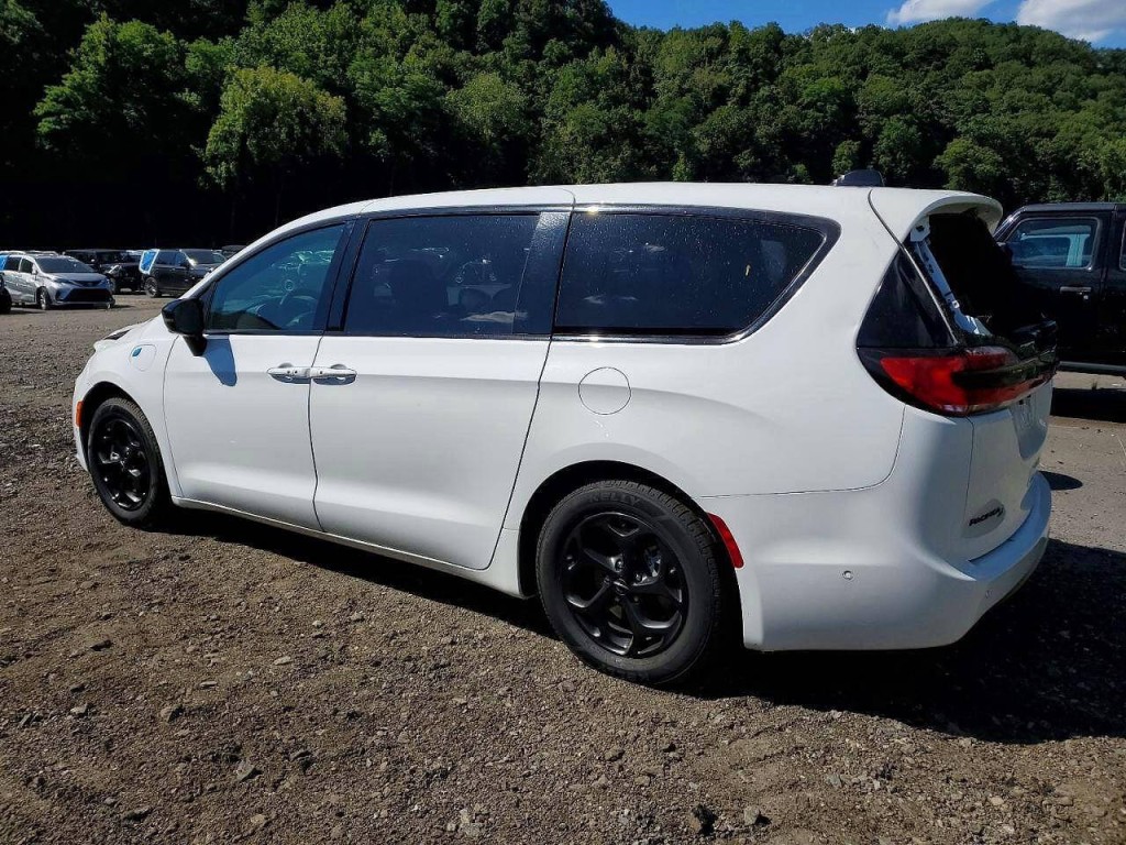 2024 Chrysler Pacifica Image 3