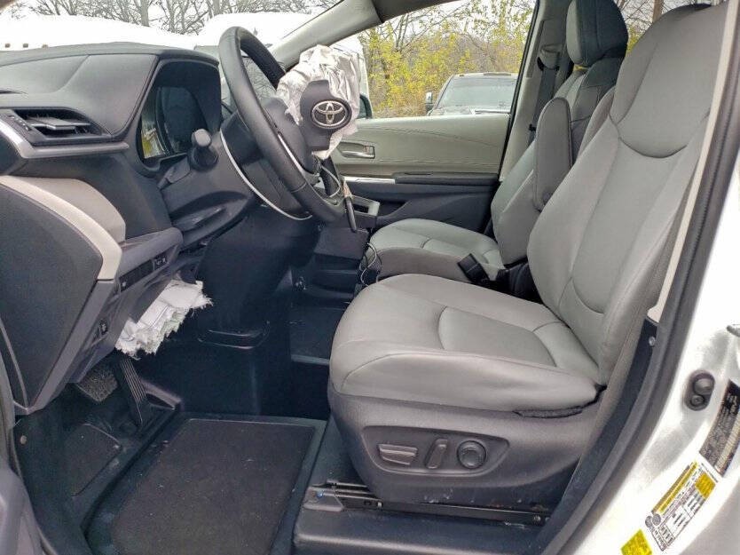 2023 Toyota Sienna Image 6