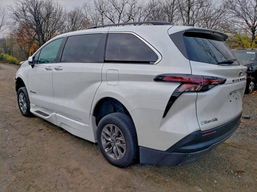 2023 Toyota Sienna Image 4