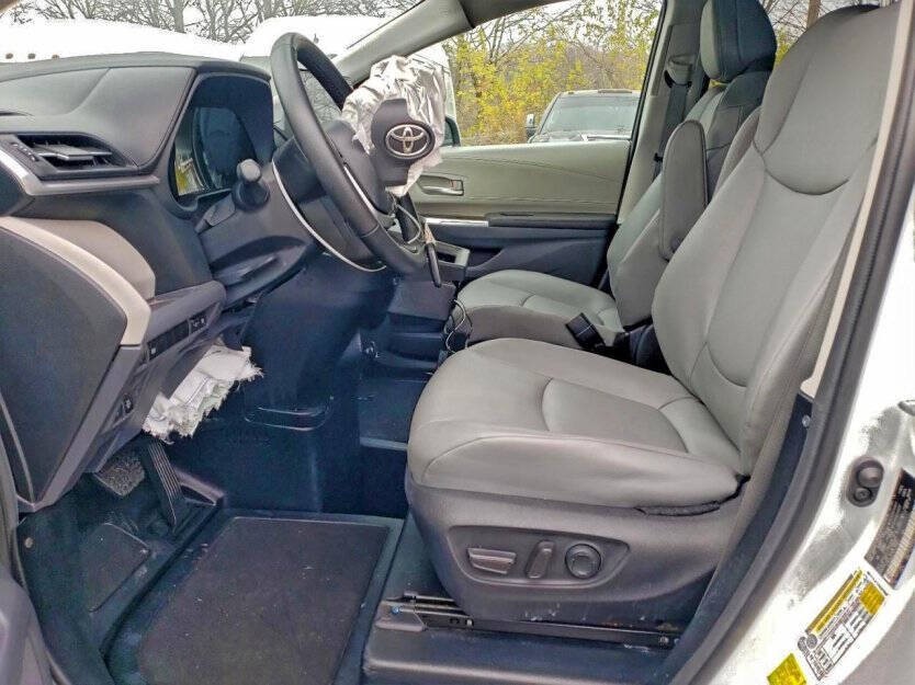 2023 Toyota Sienna Image 6