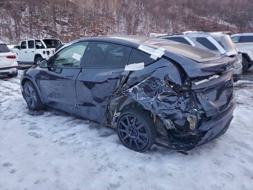 2026 Tesla Model Y Image 3