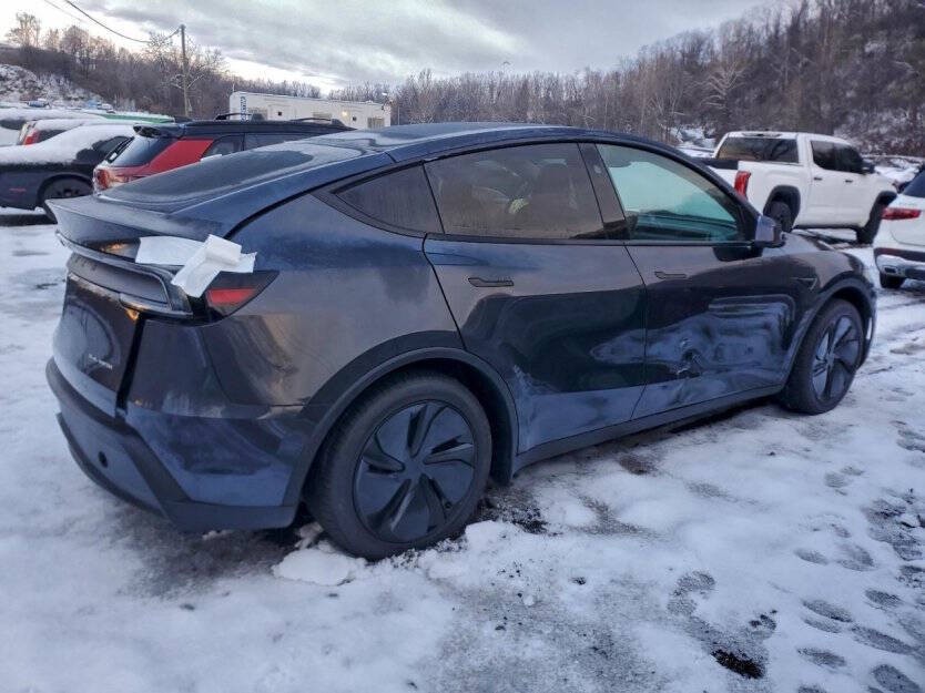 2026 Tesla Model Y Image 5