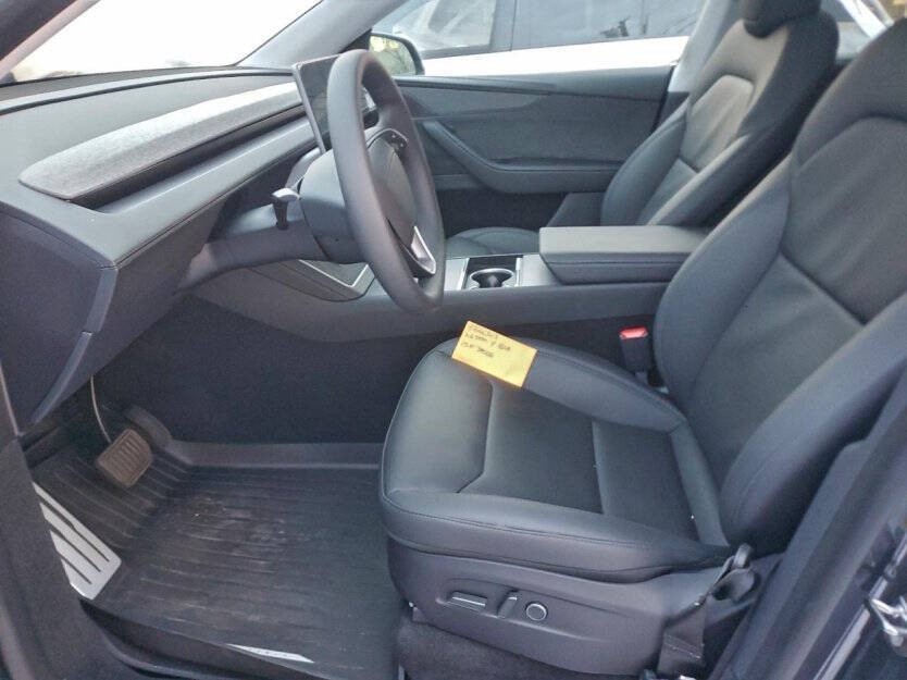 2026 Tesla Model Y Image 6