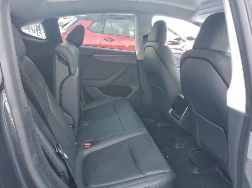 2026 Tesla Model Y Image 7