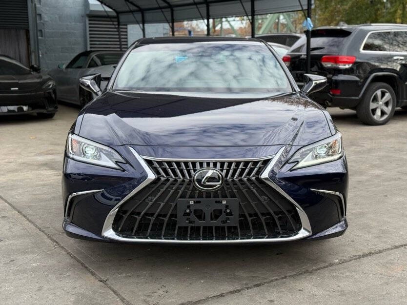 2025 Lexus ES 300 Image 2