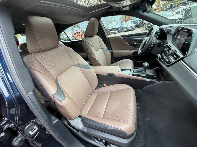 2025 Lexus ES 300 Image 7