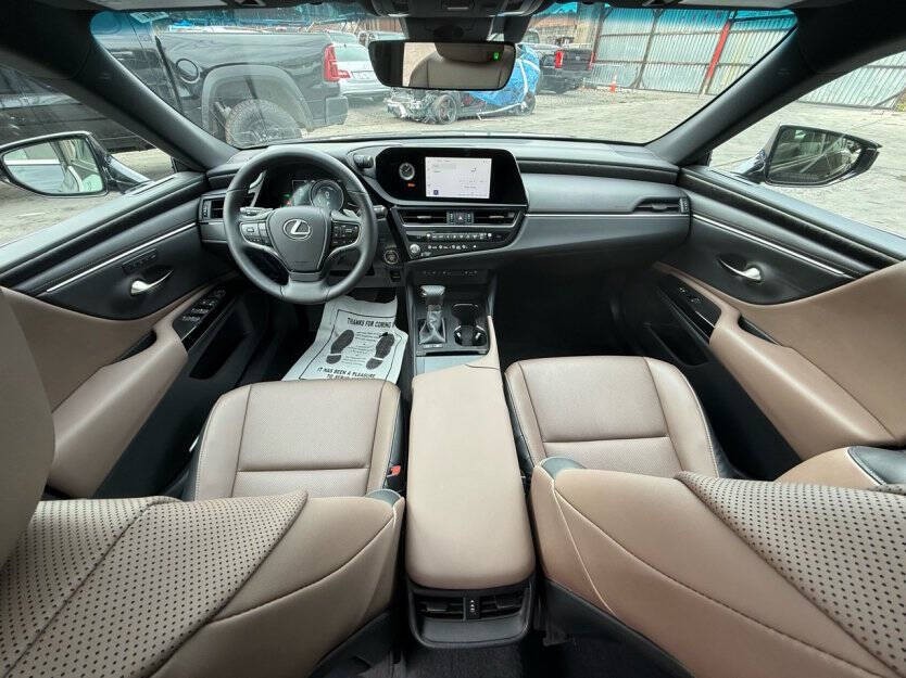2025 Lexus ES 300 Image 8