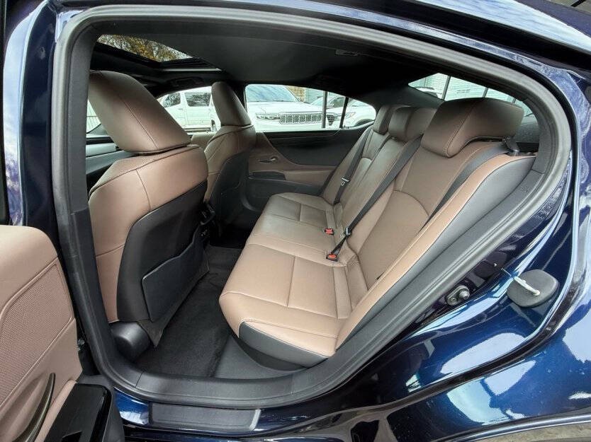 2025 Lexus ES 300 Image 9