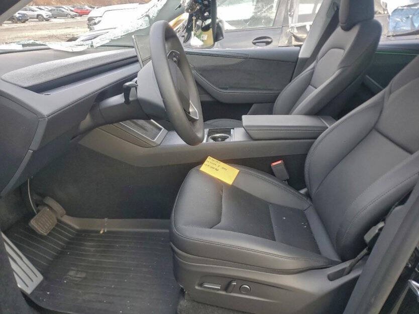 2026 Tesla Model Y Image 5