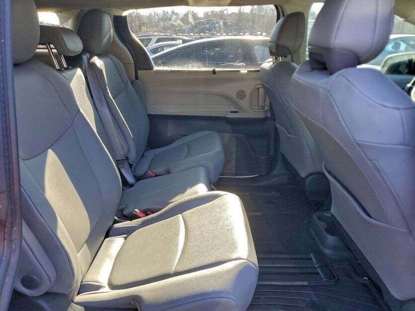 2024 Toyota Sienna Image 9