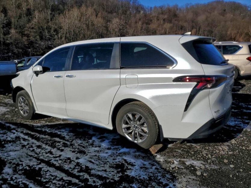 2024 Toyota Sienna Image 4