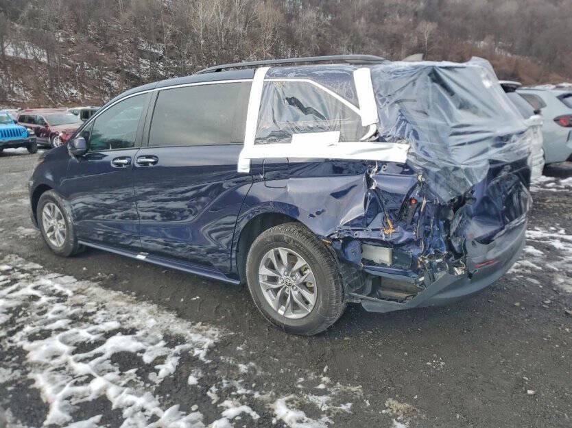 2022 Toyota Sienna Image 3