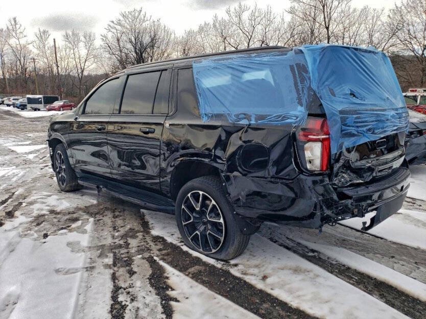 2023 Chevrolet Suburban Image 3