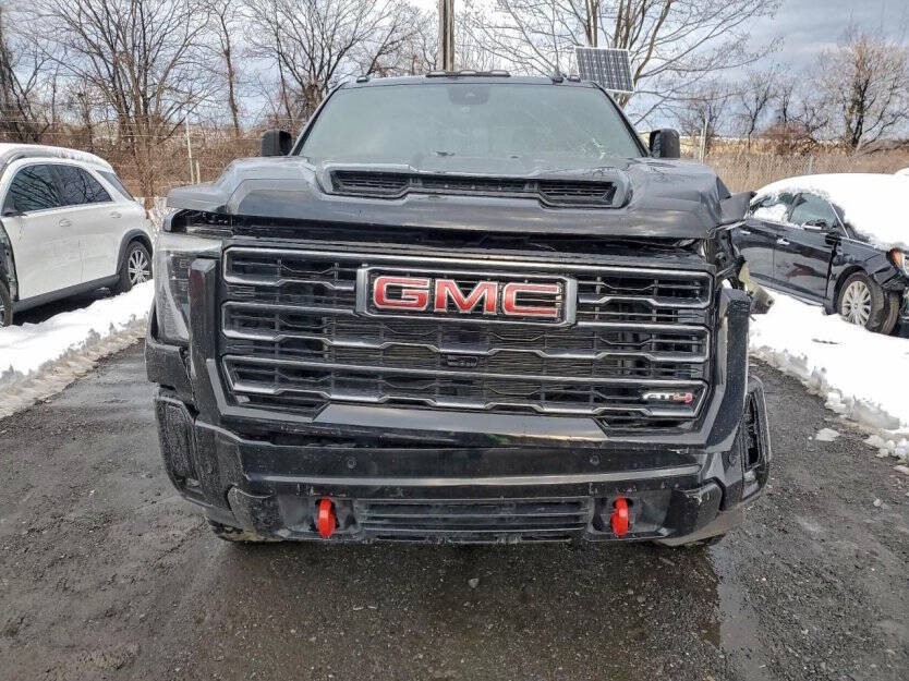 2025 GMC Sierra 2500 Image 2