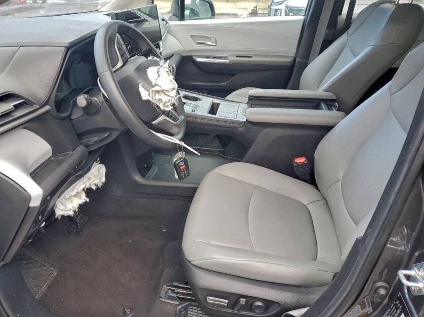 2025 Toyota Sienna Image 6