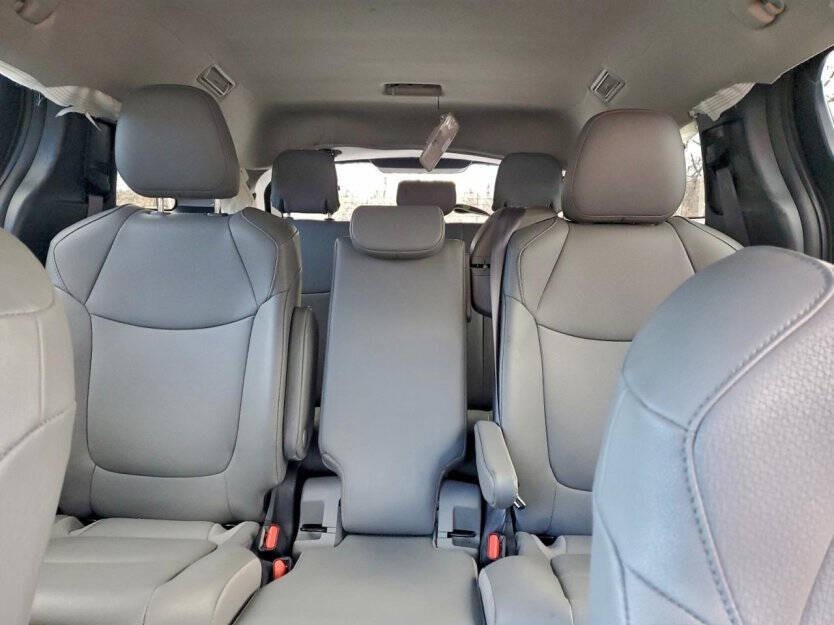 2025 Toyota Sienna Image 7