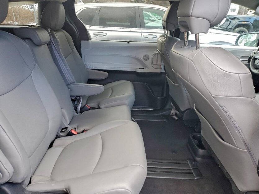2025 Toyota Sienna Image 9