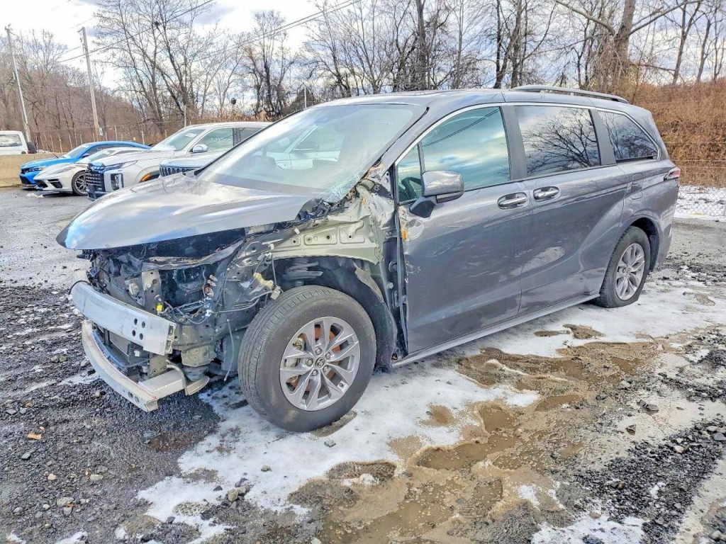 2025 Toyota Sienna Image 3