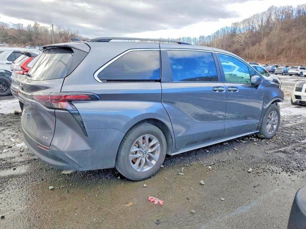 2025 Toyota Sienna Image 5