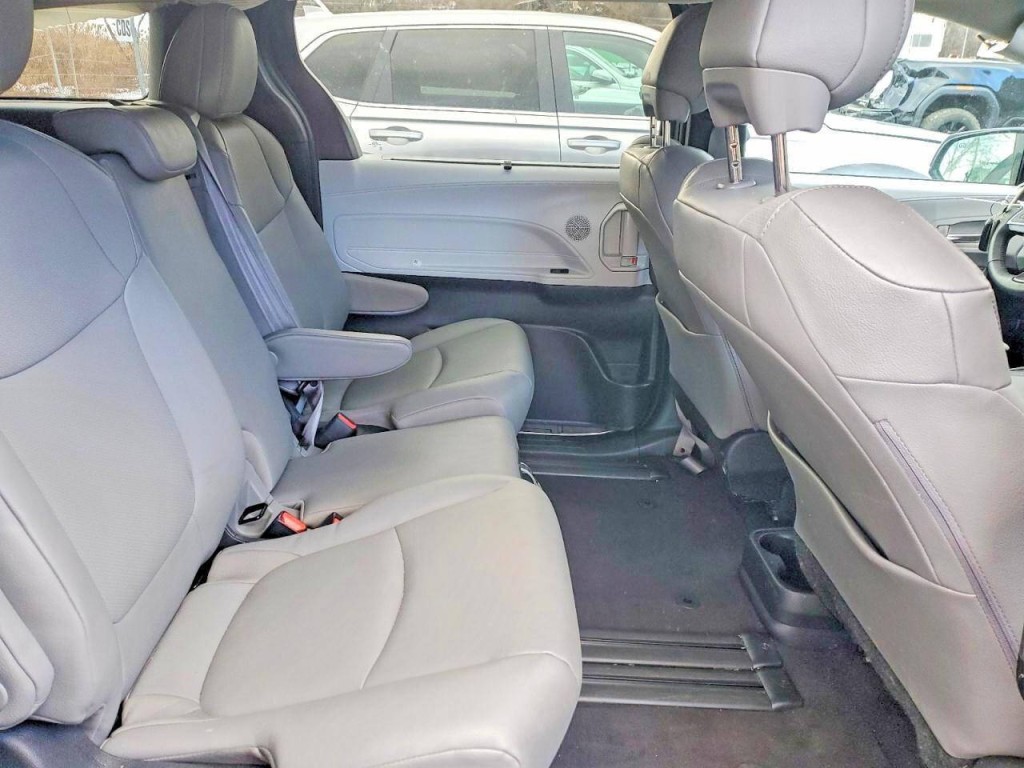 2025 Toyota Sienna Image 9