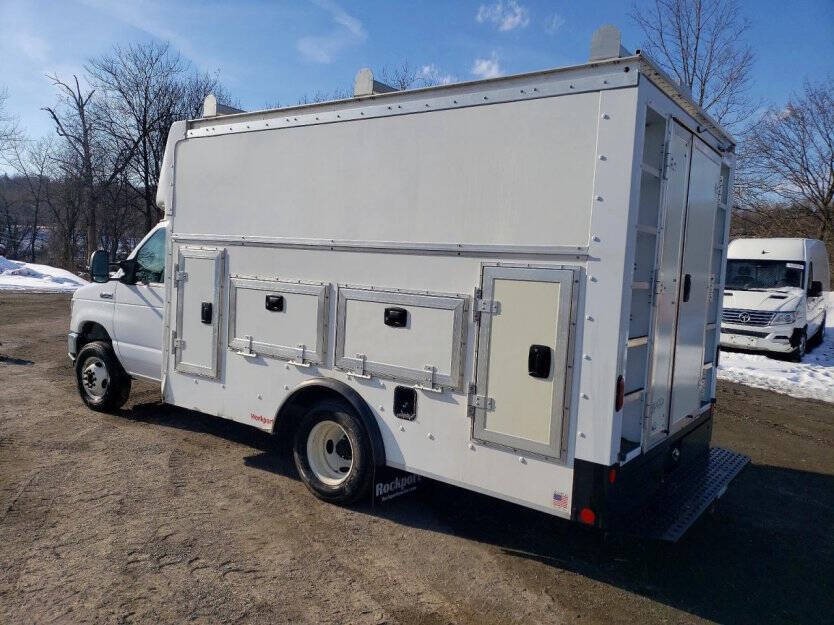 2025 Ford E-Series Image 4