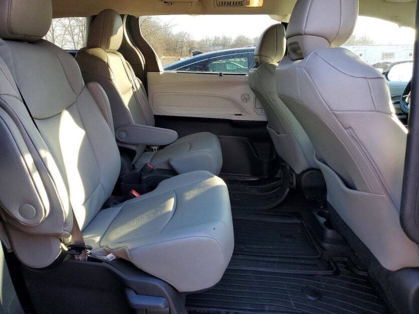 2025 Toyota Sienna Image 9