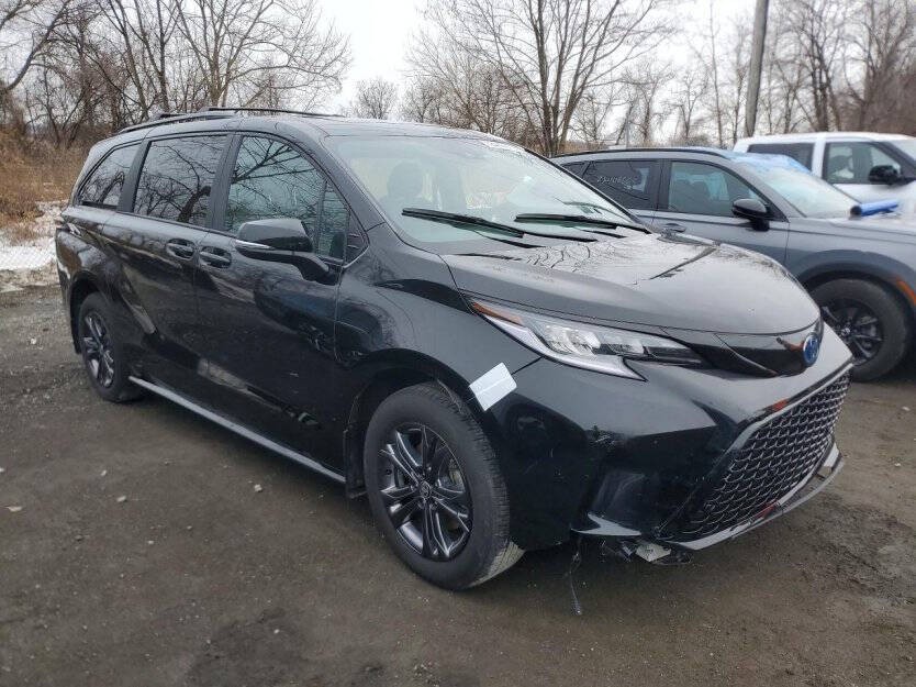 2025 Toyota Sienna Image 1