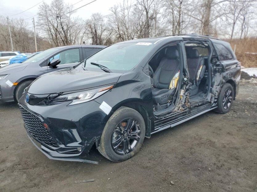 2025 Toyota Sienna Image 2