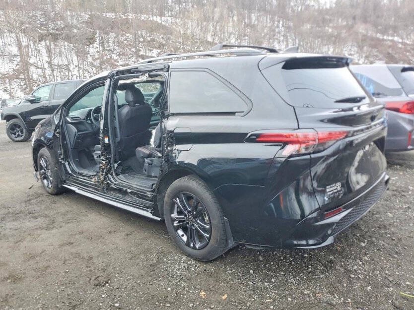 2025 Toyota Sienna Image 3