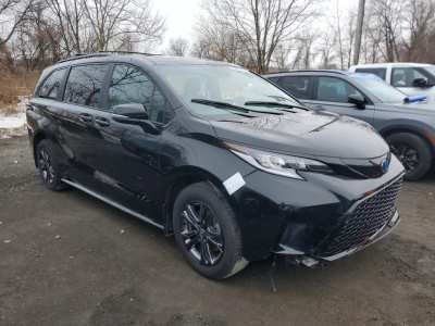 2025 Toyota Sienna Image 1